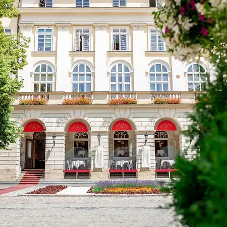Апарт-готель Justlvivit At The Rynok Square 4*